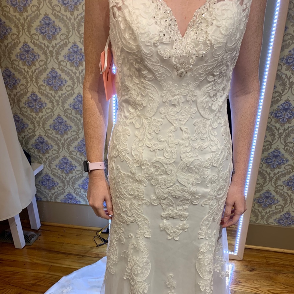 Ivory lace wedding dress, sheath silhouette - Picture 2 of 8